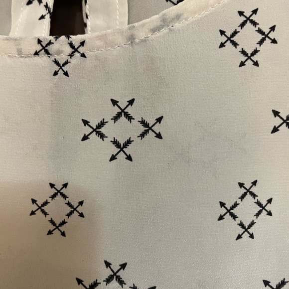 Size small short sleeve blouse - Picture 2 of 3